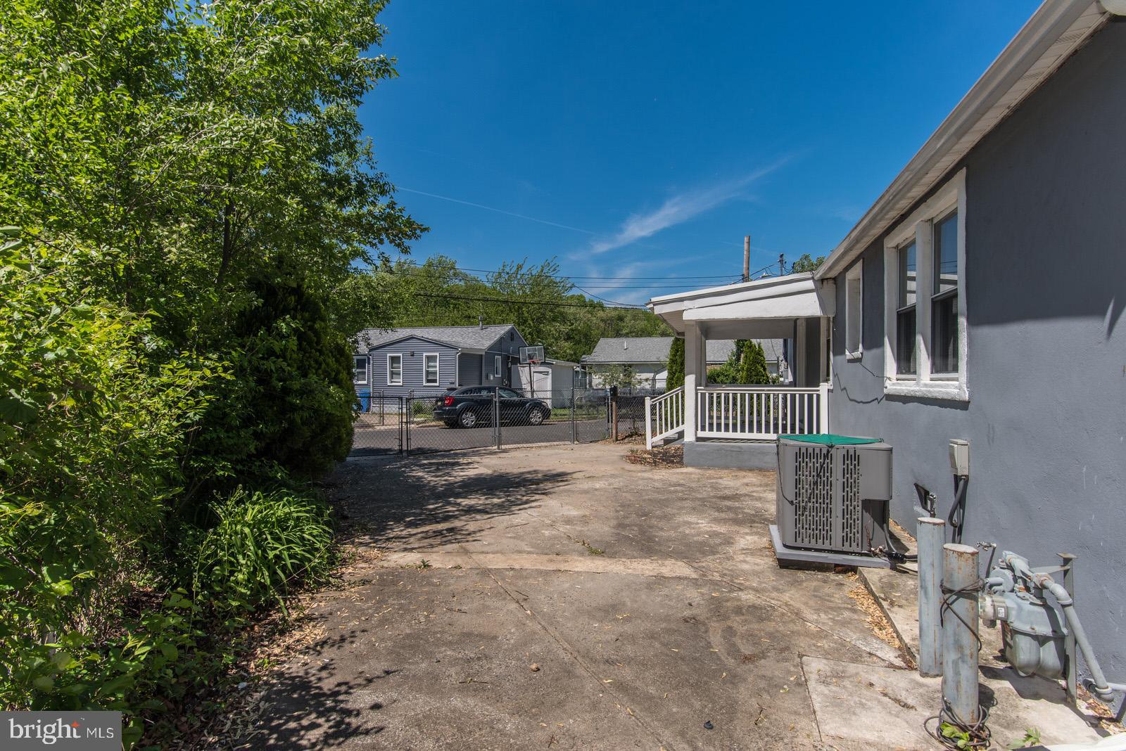 GREEN LAWN PARK - Residential