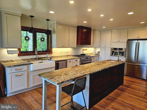 198 HEMLOCK DRIVE ROSELAND VA 22967