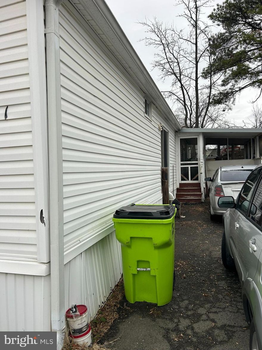 Charming 4-bedroom, 2-bathroom manufactured home located in the desirable Grayson Village community. Build in 1981, this single  Fleetwood makes an ideal choice for a comfortable living space .
The home is located by peaceful atmosphere and convenient close to main routes, shopping centers and Malls.