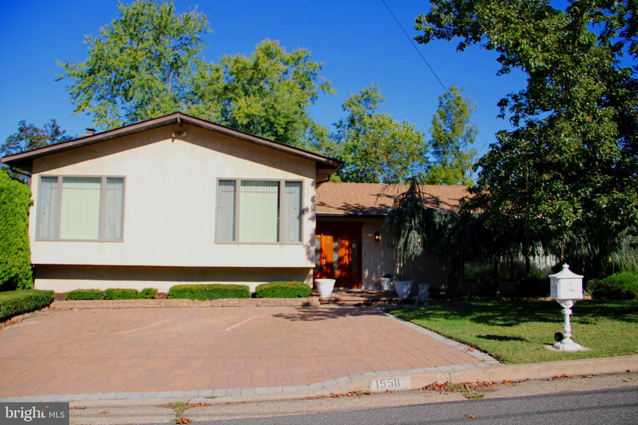 1558 ROBINSON AVENUE