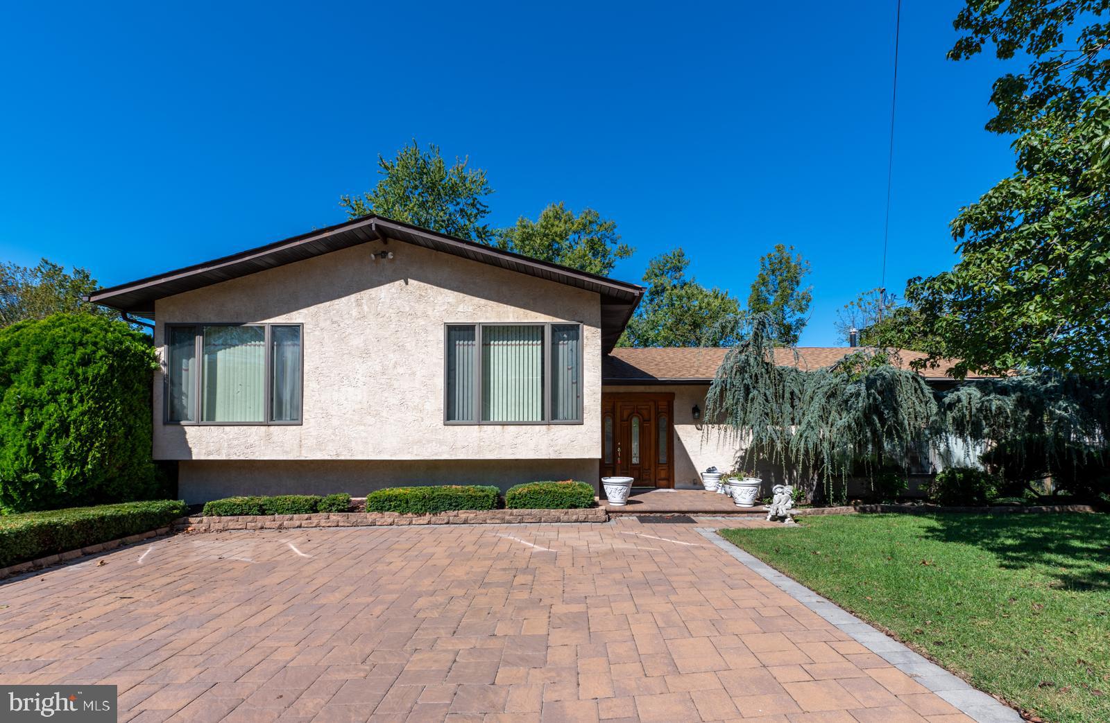 1558 ROBINSON AVENUE