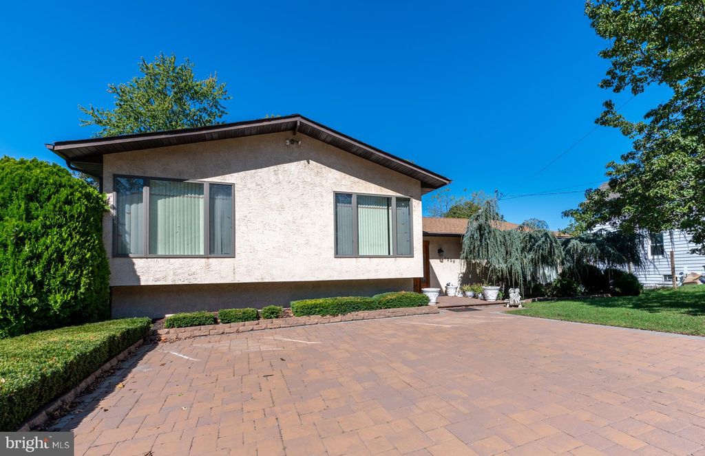 Photo of 1558 Robinson Avenue, WILLOW GROVE, PA 19090 (MLS # PAMC2157190)