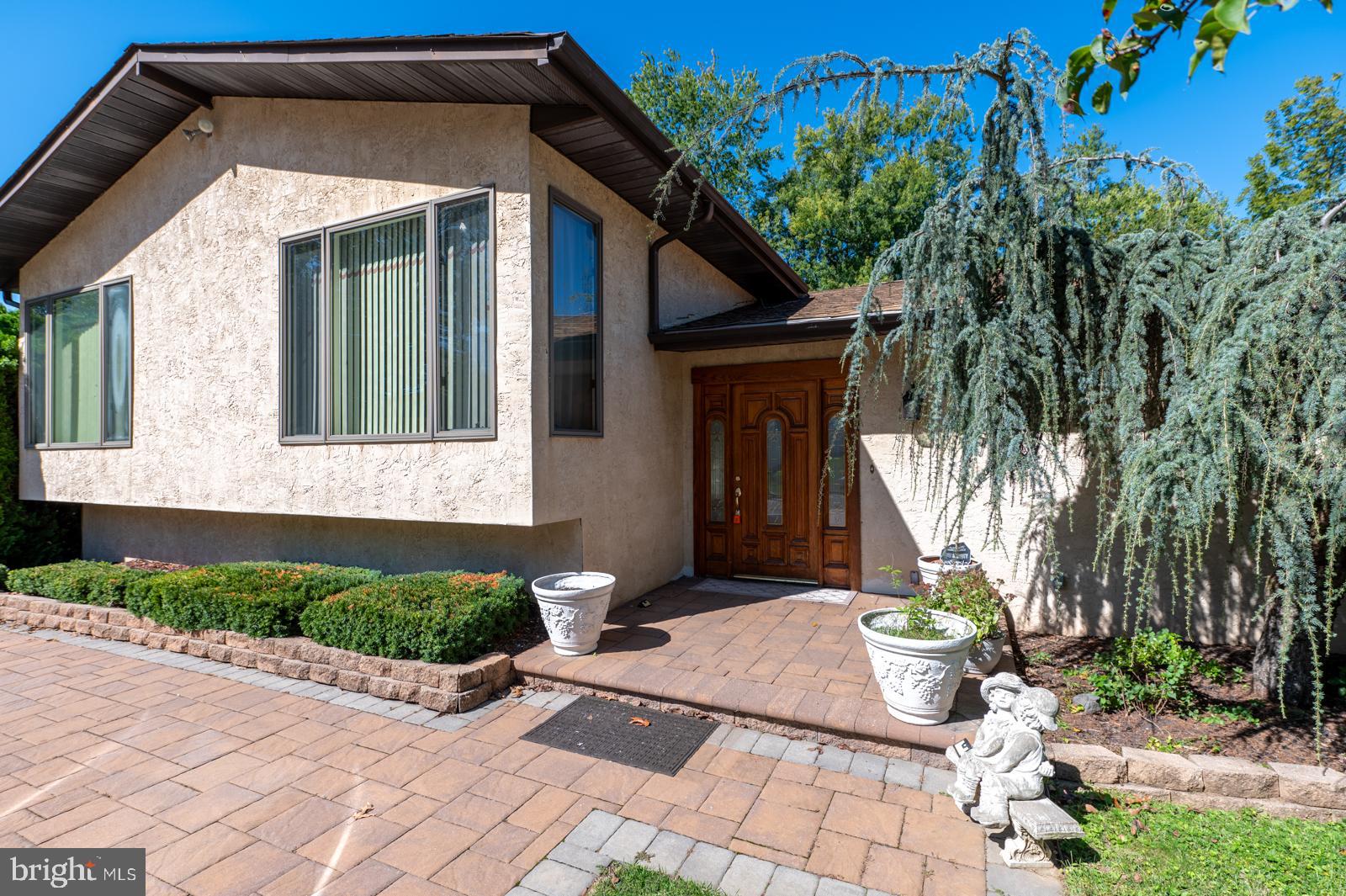 1558 ROBINSON AVENUE