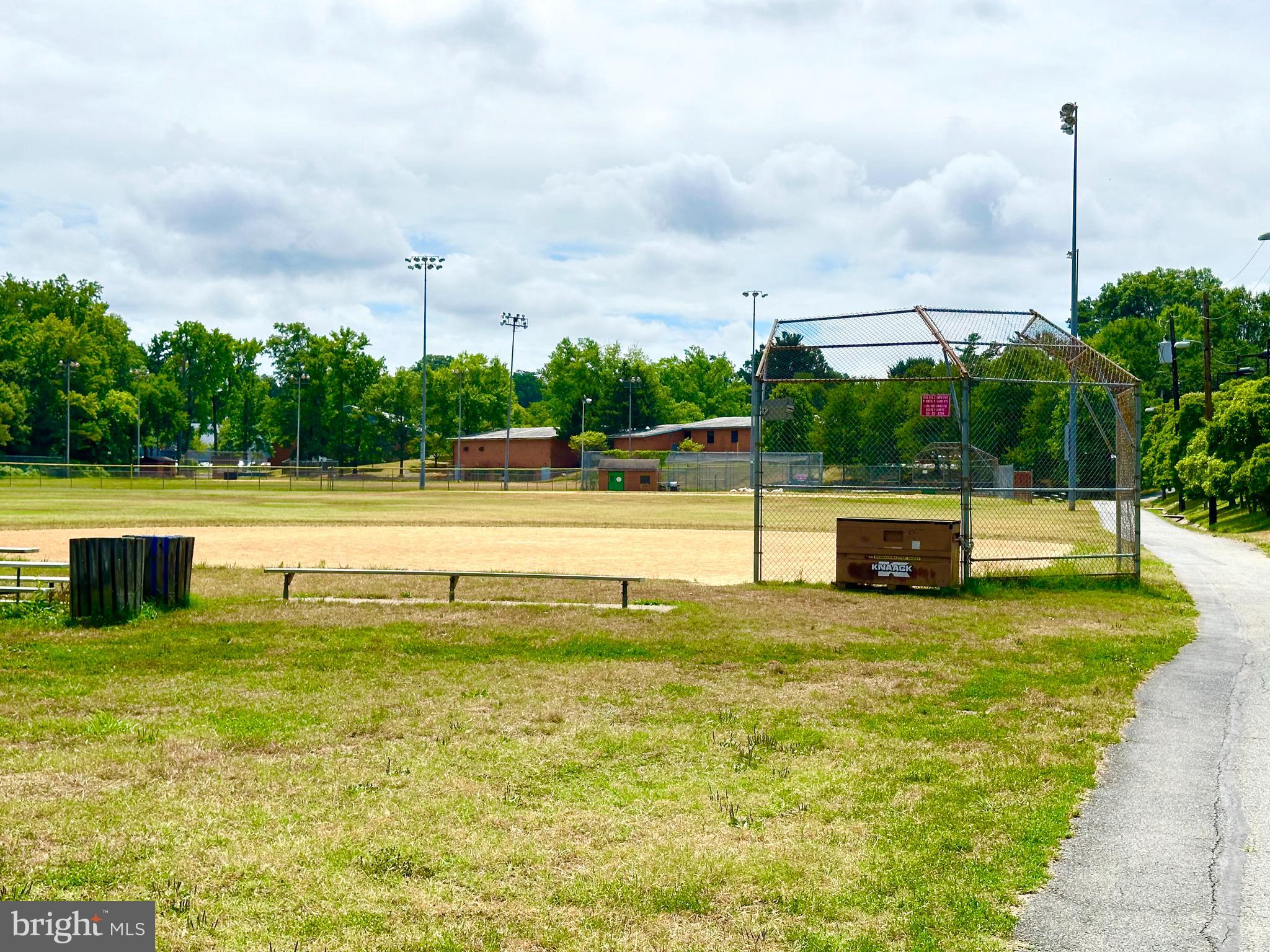 WOODLAND HILLS - Residential