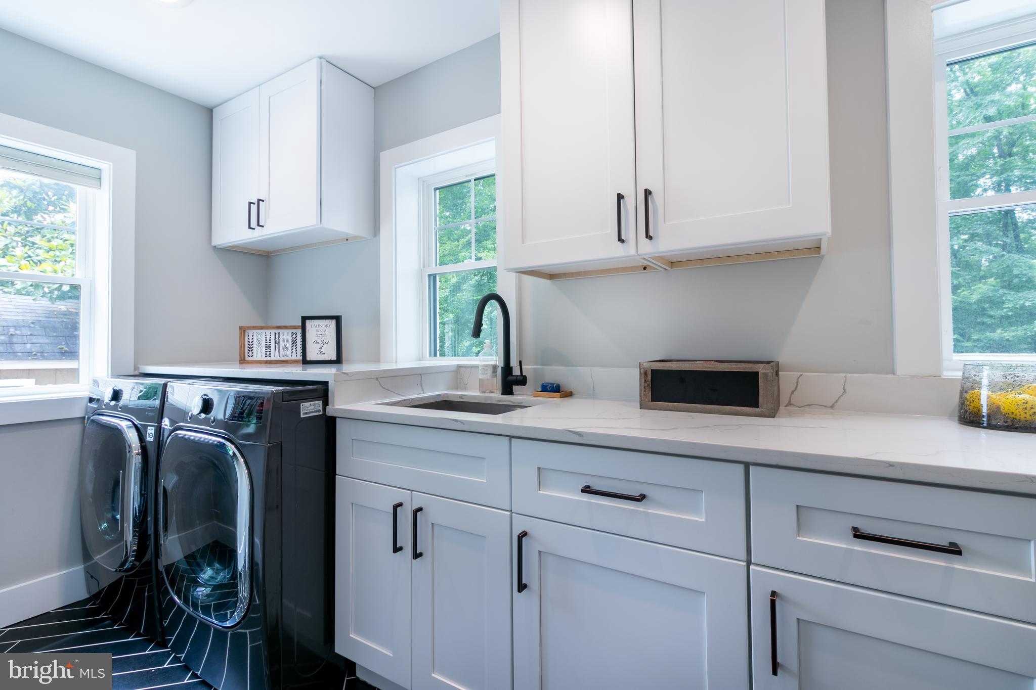 WOODLAND HILLS - Residential