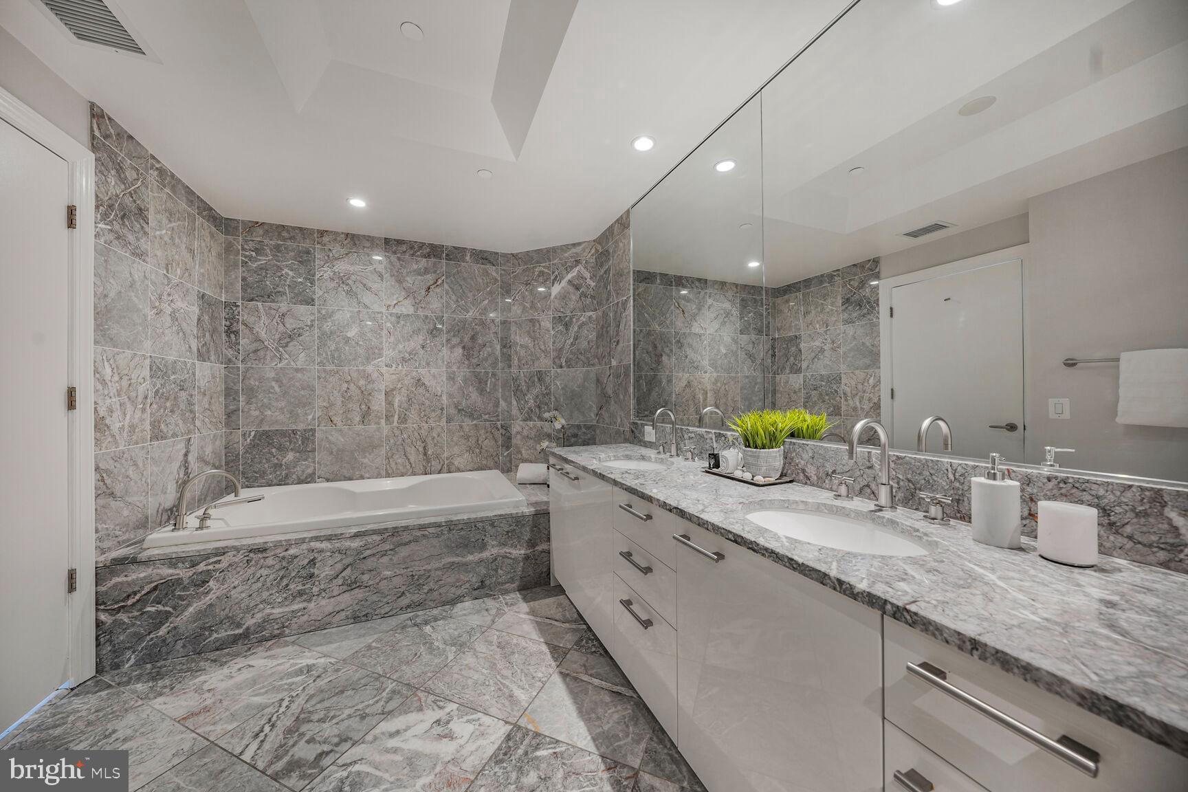 TURNBERRY TOWER - Residential