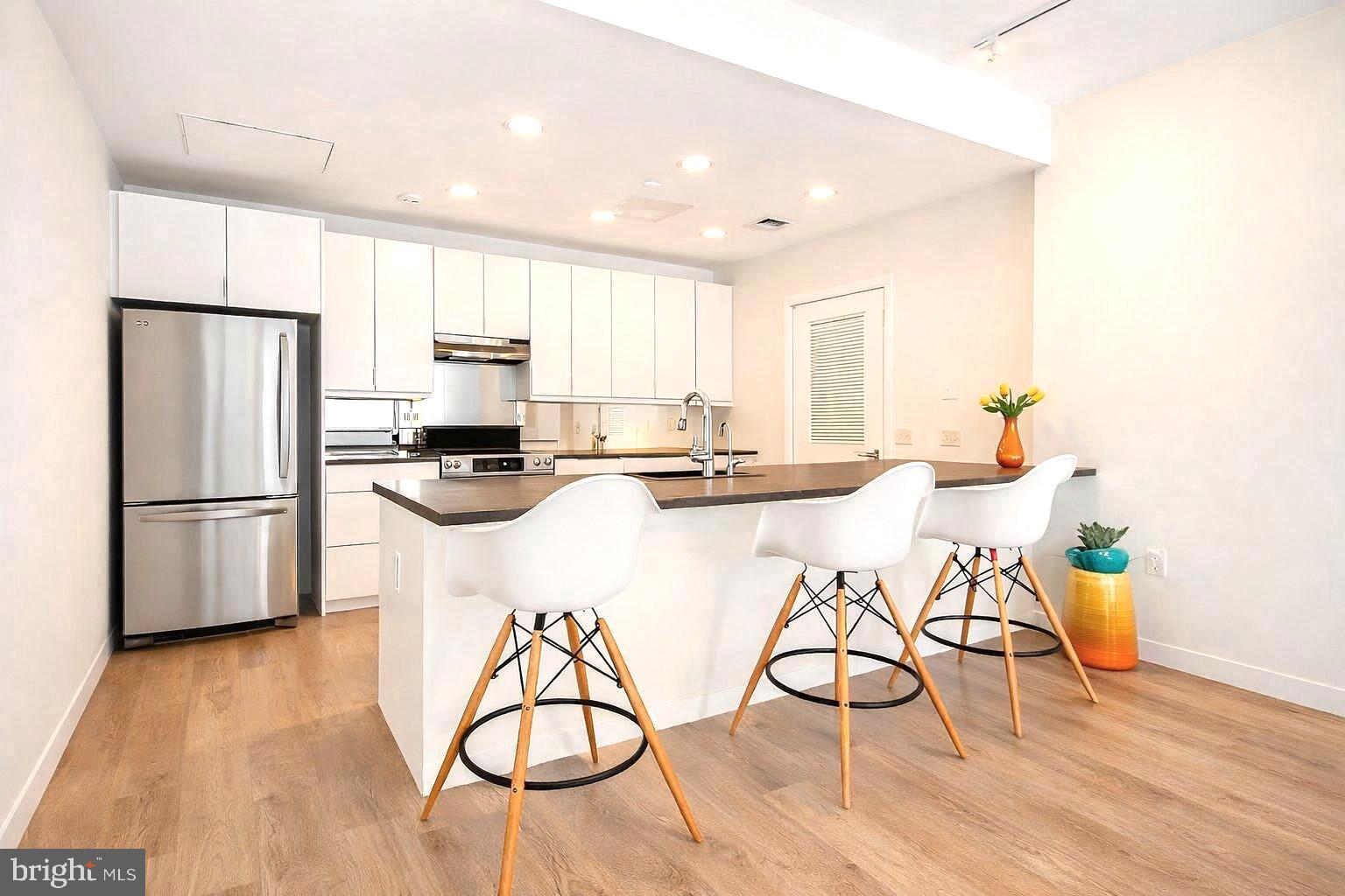 LOGAN SQUARE - Residential