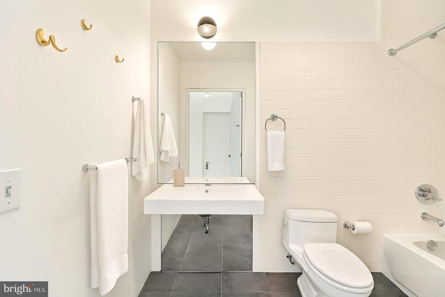 LOGAN SQUARE - Residential