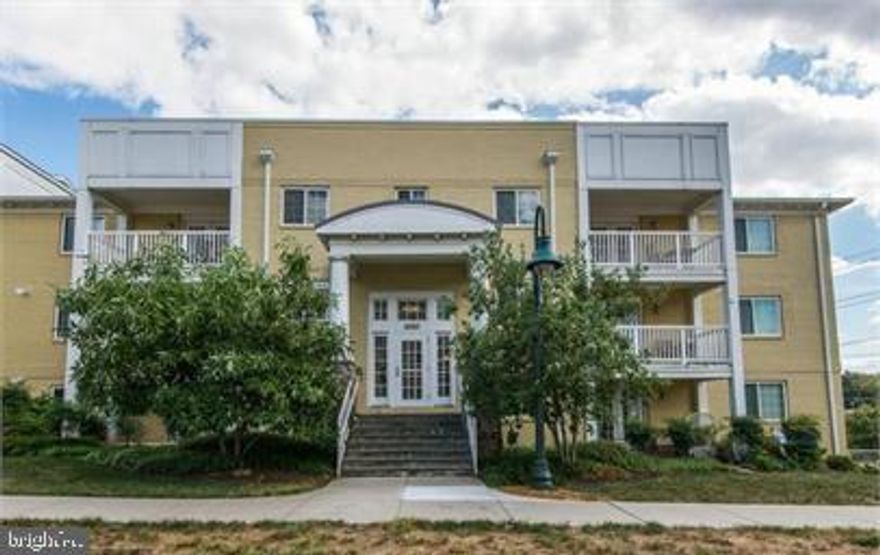 Great Location - Ideal for Commuters!
Discover your new home in the heart of Shirlington's West Village, offering a fantastic location perfect for commuters. This spacious 2-bedroom, 2-bathroom condo combines modern living with convenience. Inside, you'll find an open floor plan with hardwood floors, a kitchen featuring stainless steel appliances, a gas stove, and elegant granite countertops with a breakfast bar for casual dining. Plus, the sunlit sunroom provides the ideal space for a home office or a cozy reading nook. Relax in the spacious master bedroom with a walk-in closet and a luxurious ensuite bathroom. In-unit washer/dryer, a secure building, electric car charging stations, and a range of community amenities complete this outstanding package. With its unbeatable location, you'll have easy access to the shops and restaurants of Shirlington and Washington D.C. via 395. Don't miss the opportunity to make this your new home!