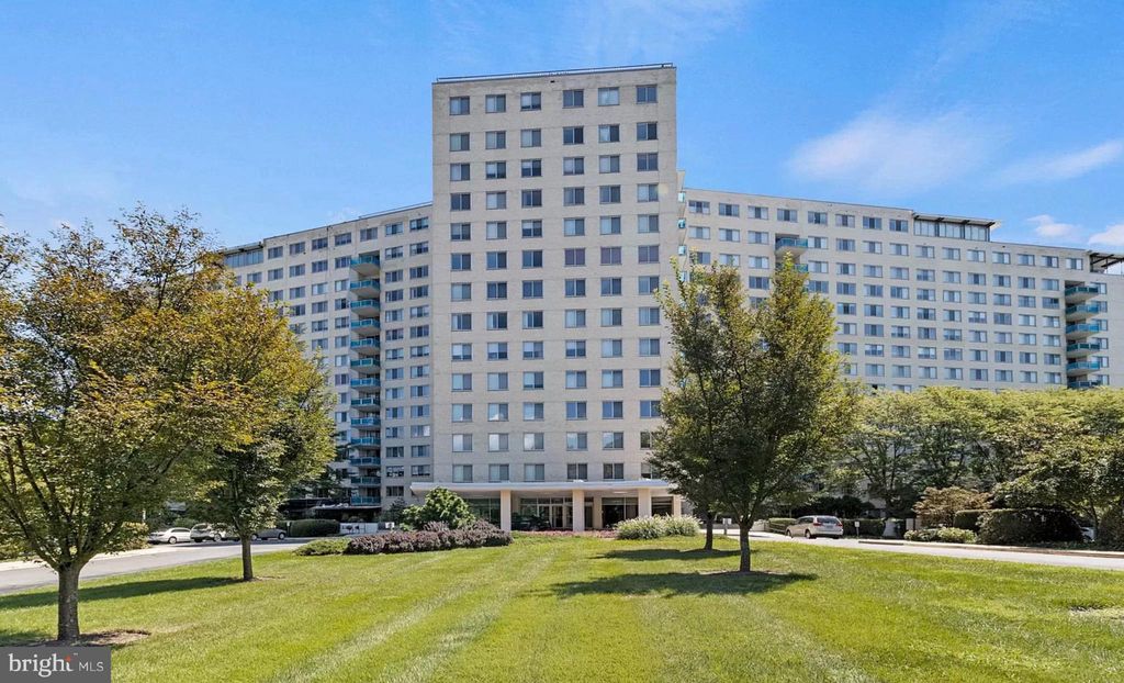 Photo of 10401 Grosvenor Place #427, ROCKVILLE, MD 20852 (MLS # MDMC2206712)