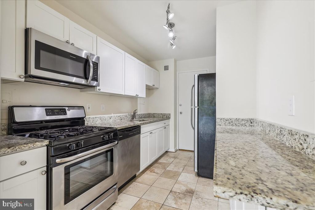 Photo of 10401 Grosvenor Place #427, ROCKVILLE, MD 20852 (MLS # MDMC2206712)