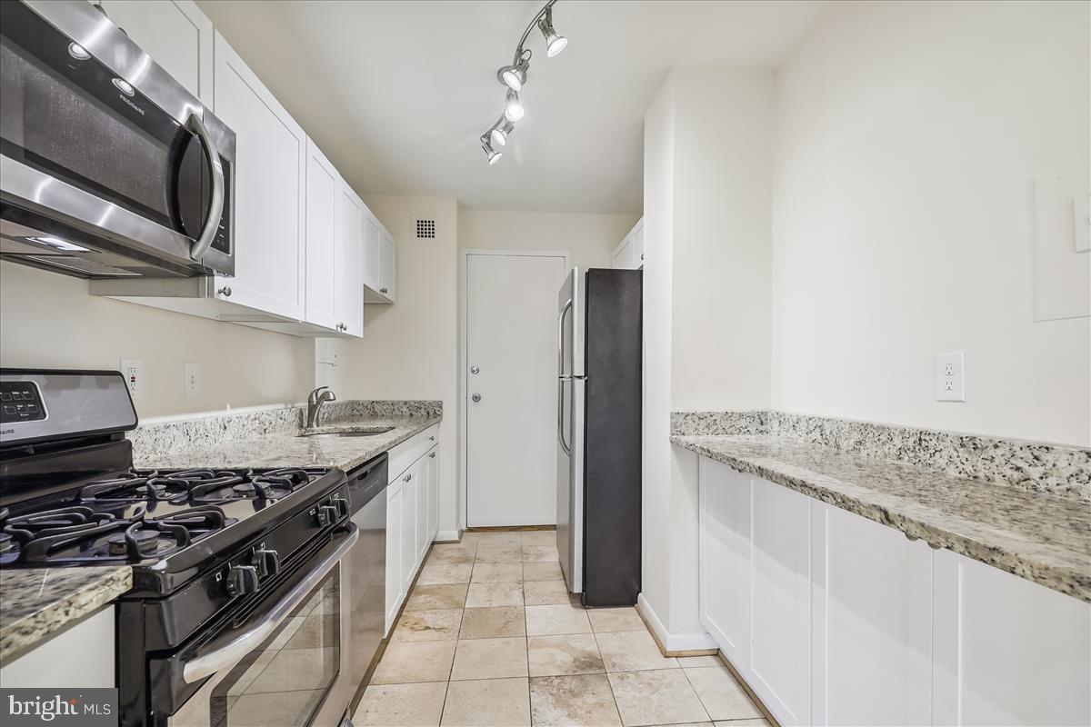 10401 GROSVENOR PLACE 427