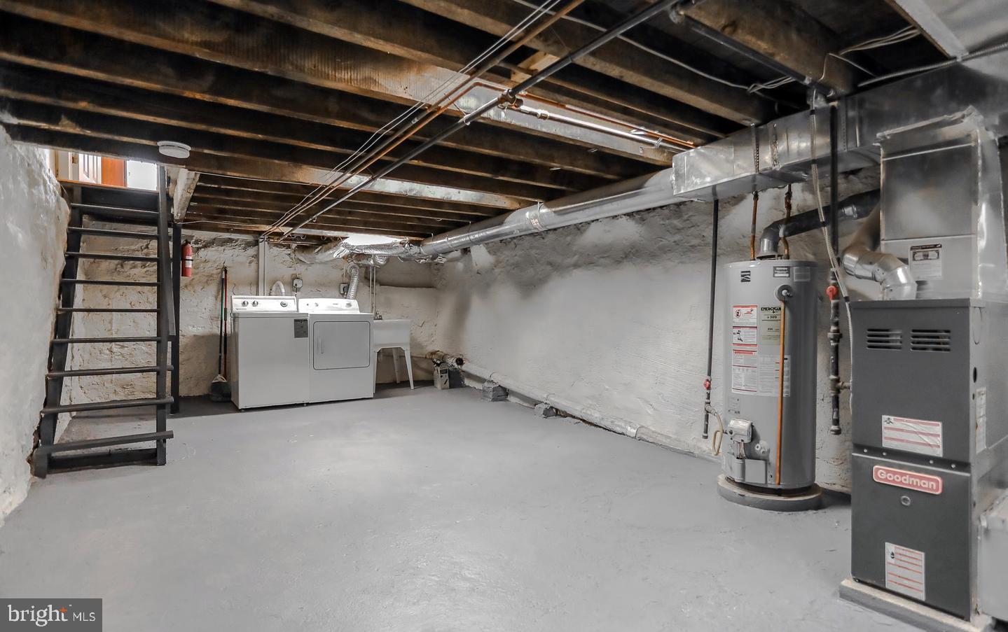 PORT RICHMOND - Residential Lease