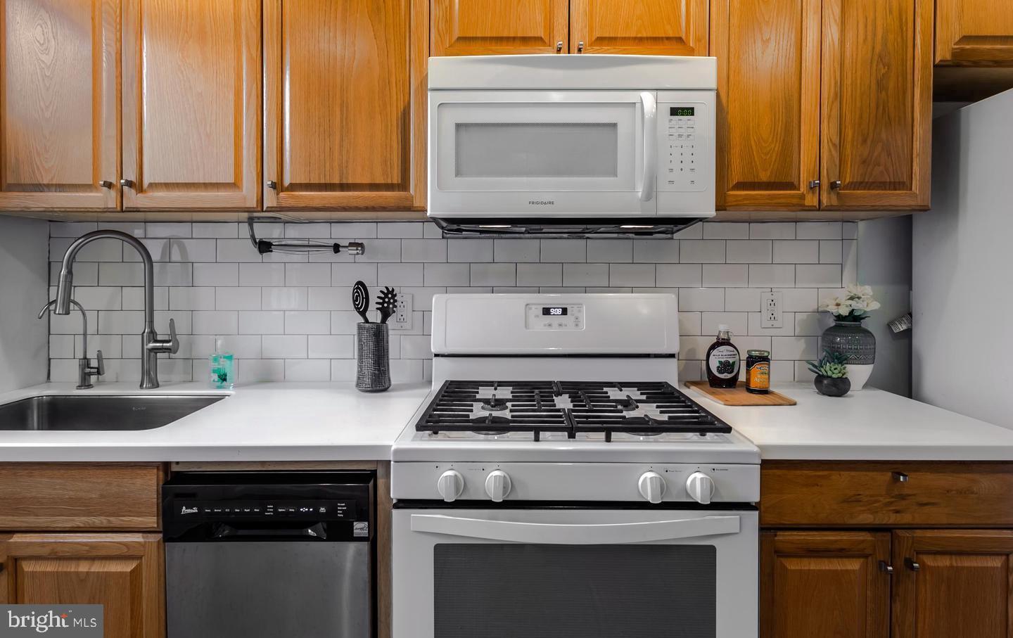 PORT RICHMOND - Residential Lease