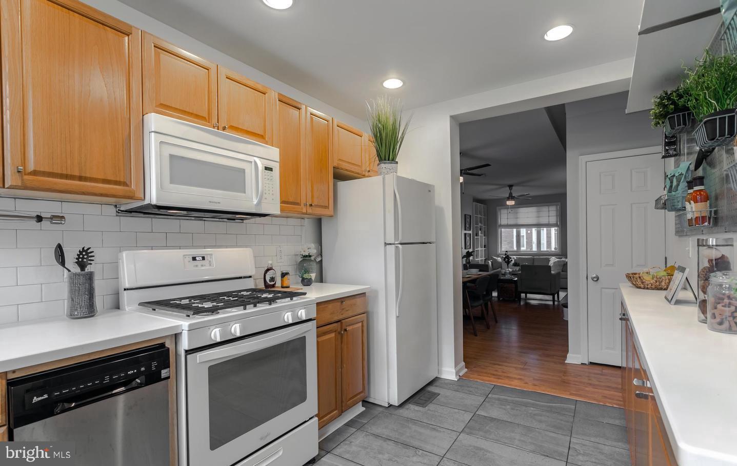 PORT RICHMOND - Residential Lease