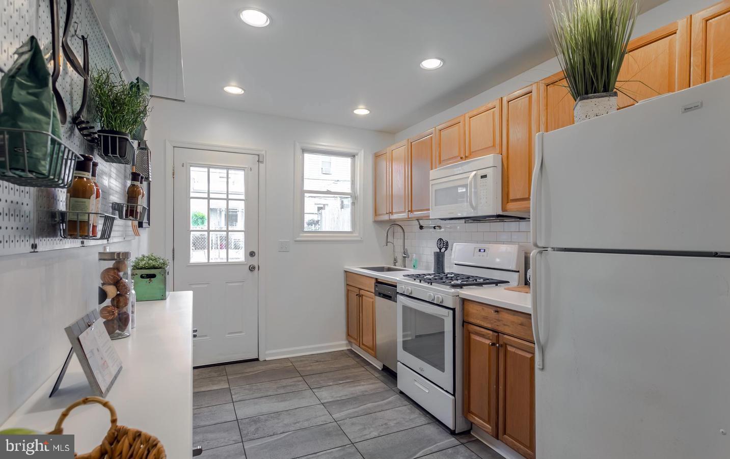 PORT RICHMOND - Residential Lease