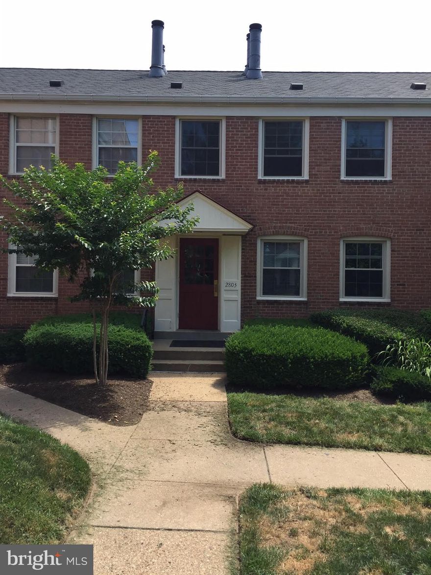 Beautiful Lyon Park neighborhood. 2nd floor walk-up to unit 202 with 1BR, 1BA, cathedral ceilings, basement storage unit. Washer and Dryer in the unit. Less than 1 mile to Clarendon Metro through charming neighborhood; Bus stop & bike share out front & bike trail accessible. Tons of Free parking. Super close to shopping, restaurants, 395 & Pentagon. Pets Case-by-case (no cats).