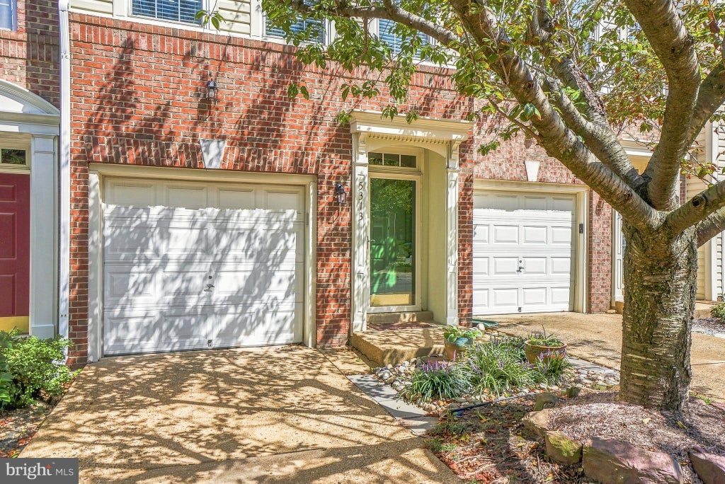 Photo of 5313 Chieftain Circle, ALEXANDRIA, VA 22312 (MLS # VAFX2340326)