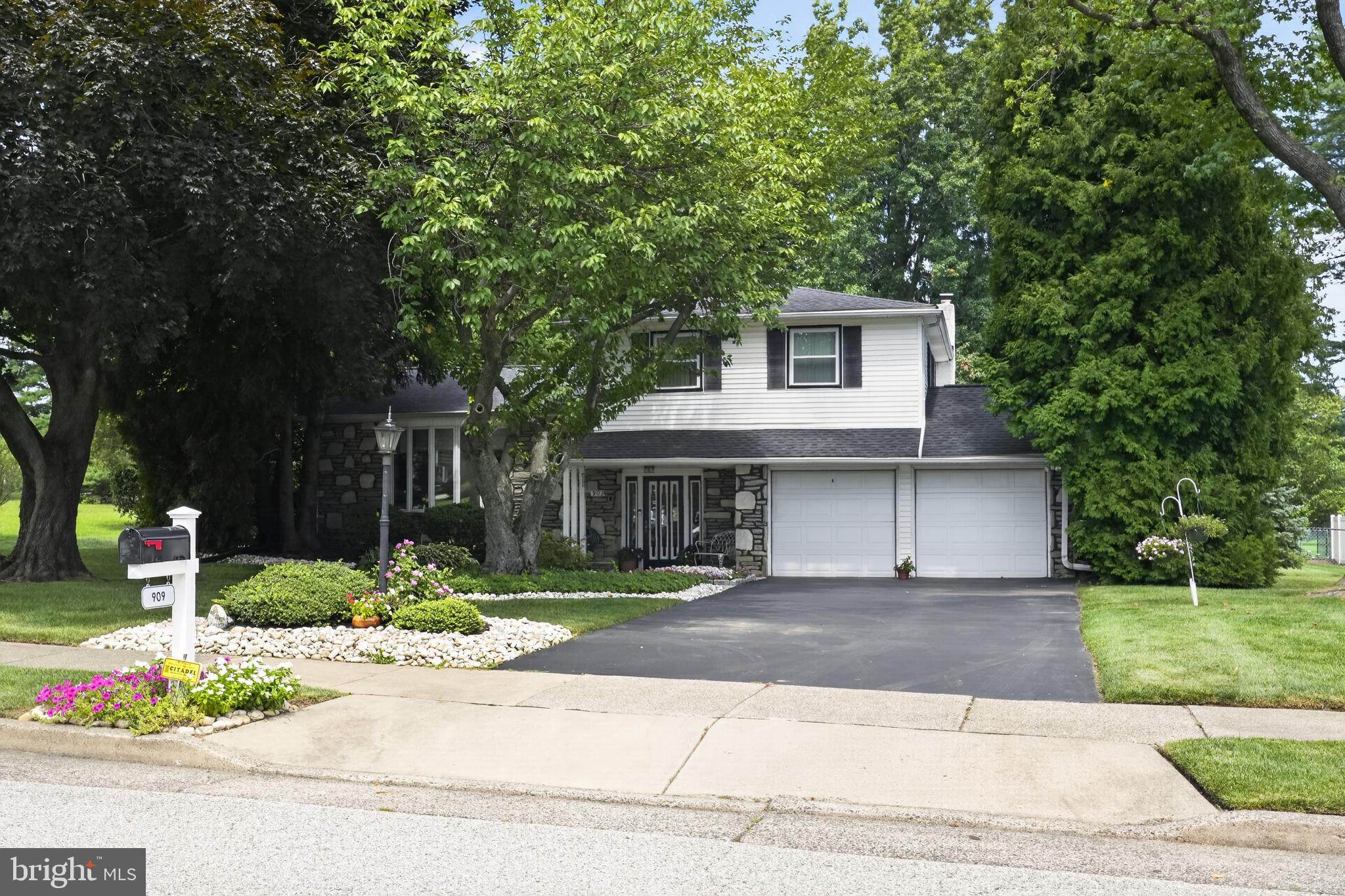 909 WARFIELD LANE