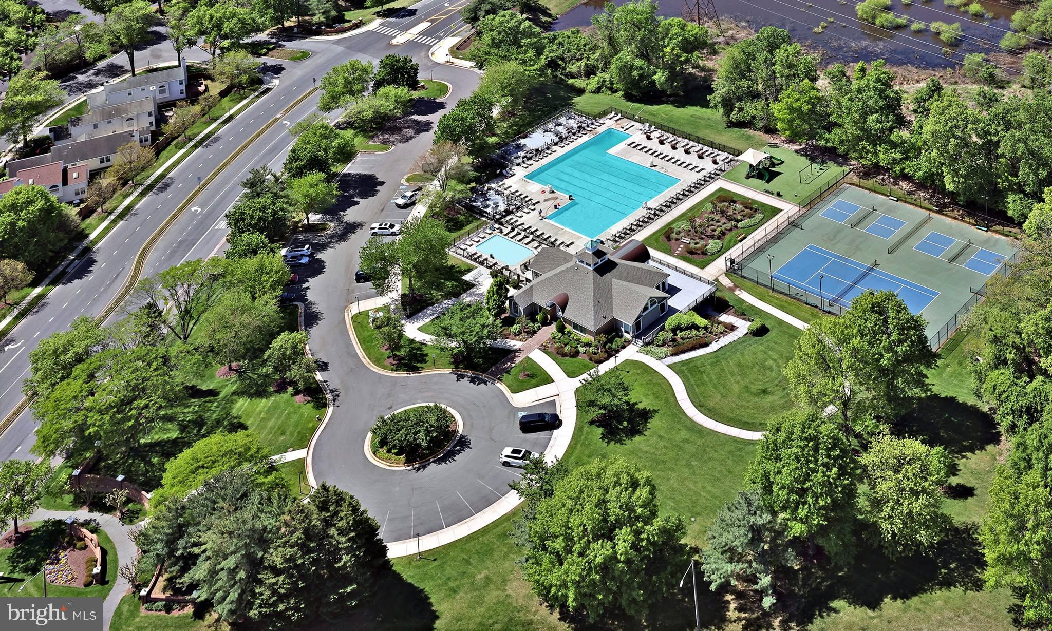 7035 KINGS MANOR DRIVE