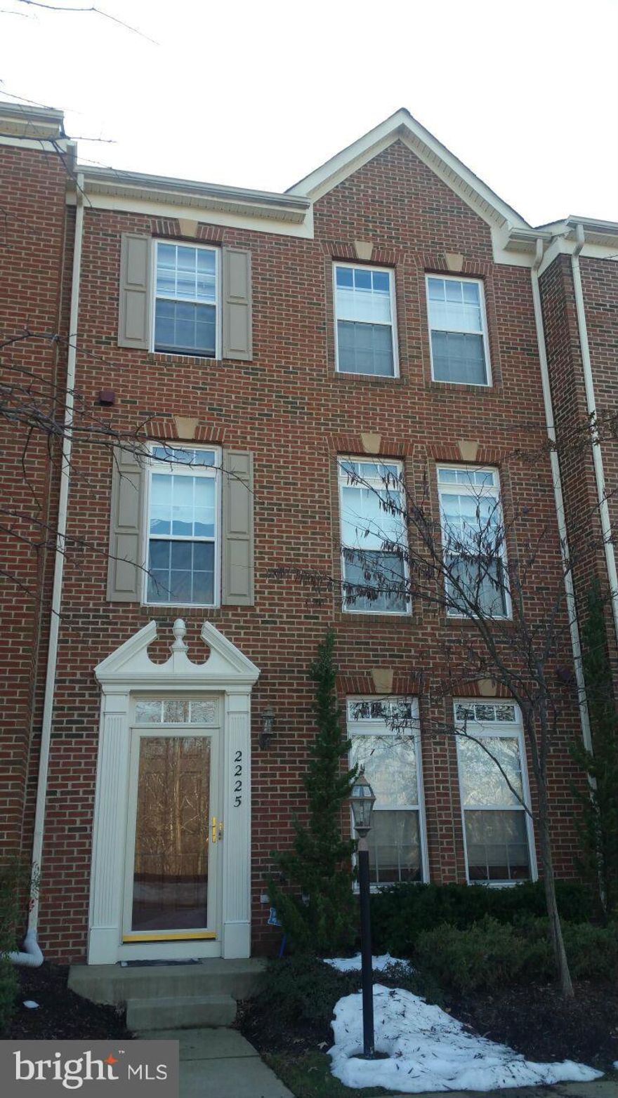 Beautiful 3 bedrm, Office/Den Space, 2.5 Baths, Townhome in Pristine Condition, 3 levels, Hardwoods/Carpet & Fresh paint. 2 cars gar &Driveway. Master Suite w/walk-in closet, S/S Appliances, Gourmet/Eat In Kitchen w/great views. Close to Ft. Belvoir/Quantico! Club House with Rockwall, Indoor Olympic sized pool/outdoor pool/fitness center/business center. Walking distances to amenities.