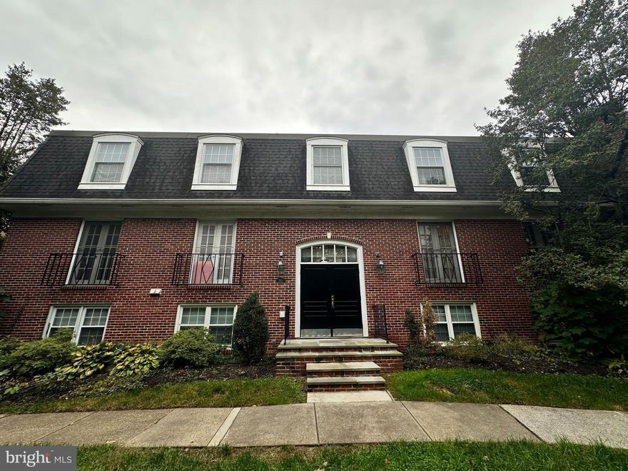 Amazingly spacious two-bedroom, two-bath condo available in popular Homeland Southway! Wood floors, balcony, parking, pool, and security are some of the many benefits of this area.  Gas and water are included in condo fees. Come check out this amazing unit.