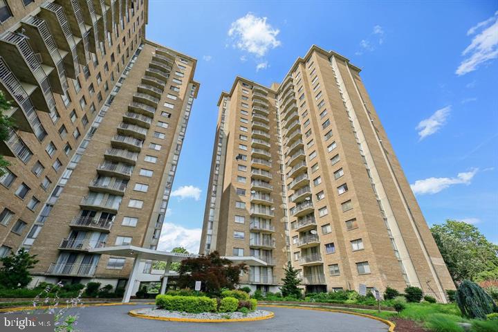 Fresh and Ready for you... fully updated Kitchen and Bathrooms... NEW Stainless-steel APPLIANCES and White cabinets... Wonderful balcony... .. HUGE walk-in closet... THIS is the one you have been waiting for.... HURRY!!! PLEASE PARK IN VISITOR SPOTS ONLY