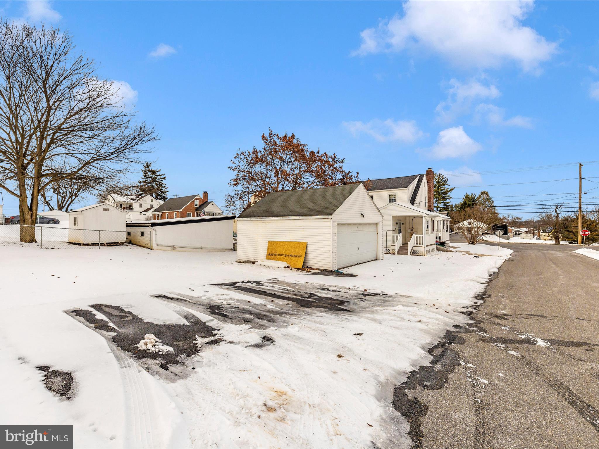 Main image without alt text