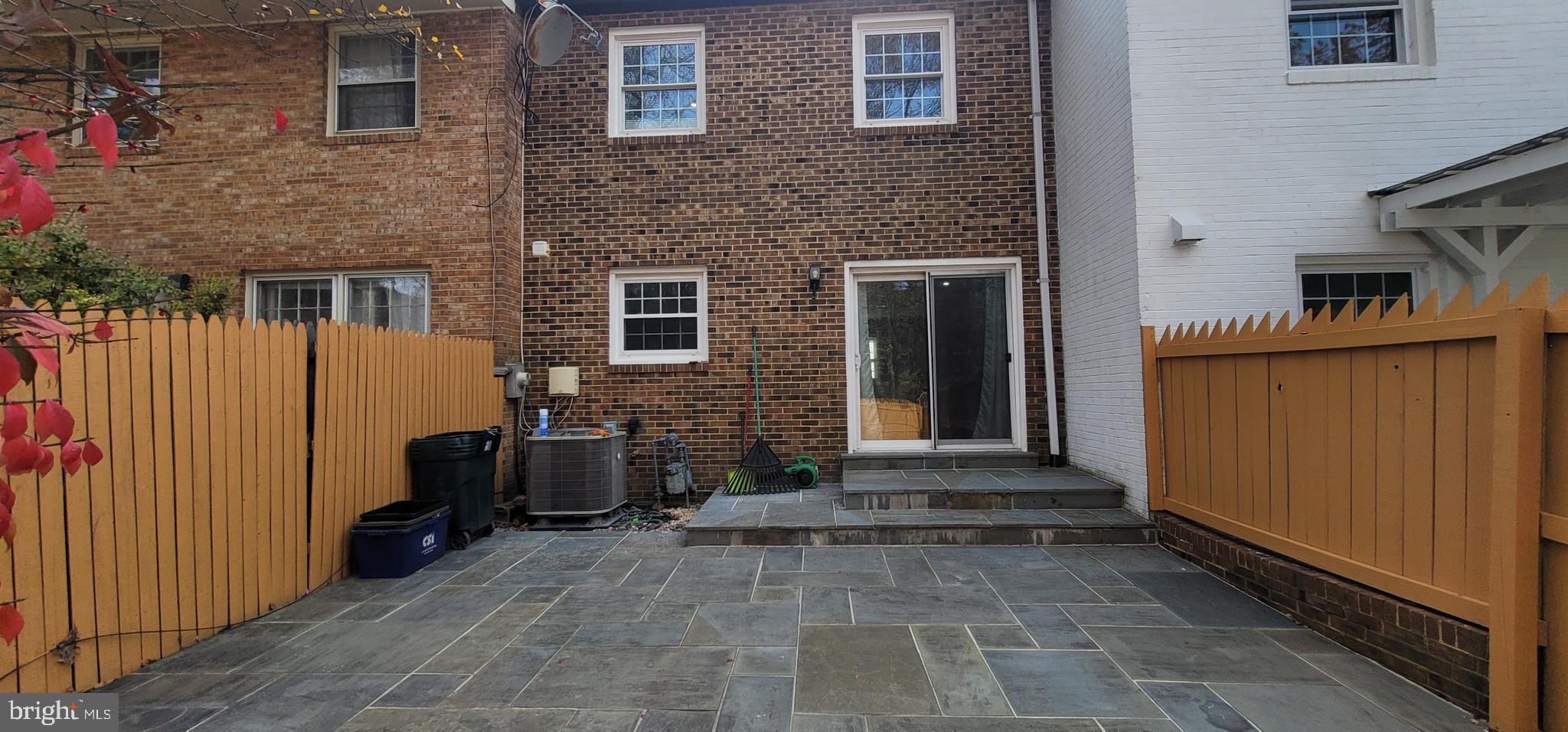 LONDON TOWNE - Residential