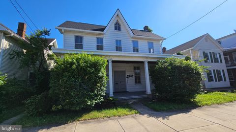 Multifamily For Sale - 446 E Queen Street<br/> Franklin County, CHAMBERSBURG, PA 17201