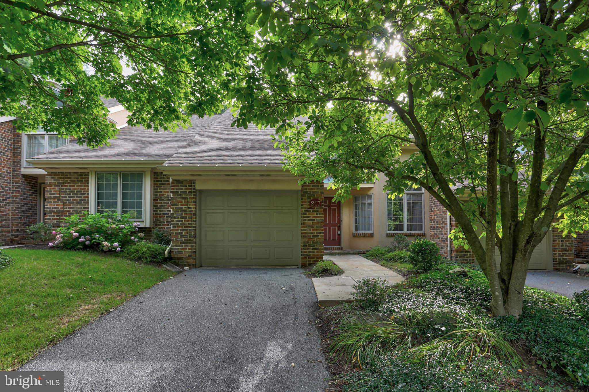 Gorgeous Willow Valley condo featuring 2 bedrooms, 2 bathrooms, with a loft. Well kept and clean.
