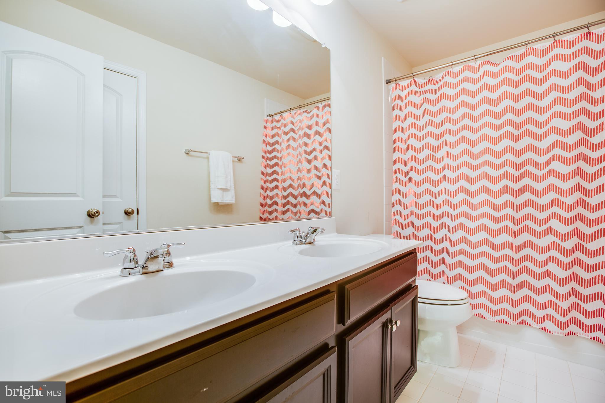 LYNDAM HILL - Residential