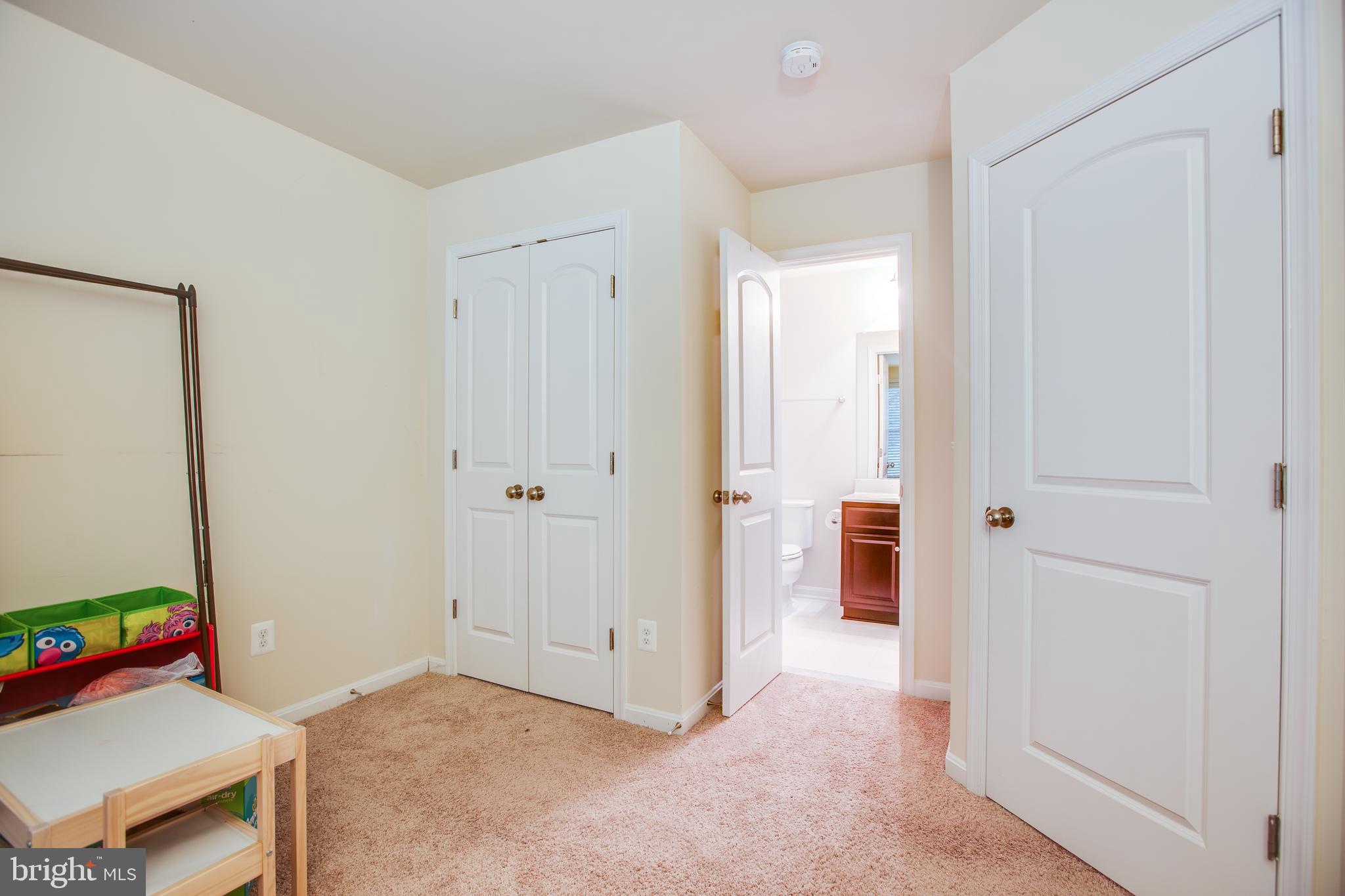 LYNDAM HILL - Residential