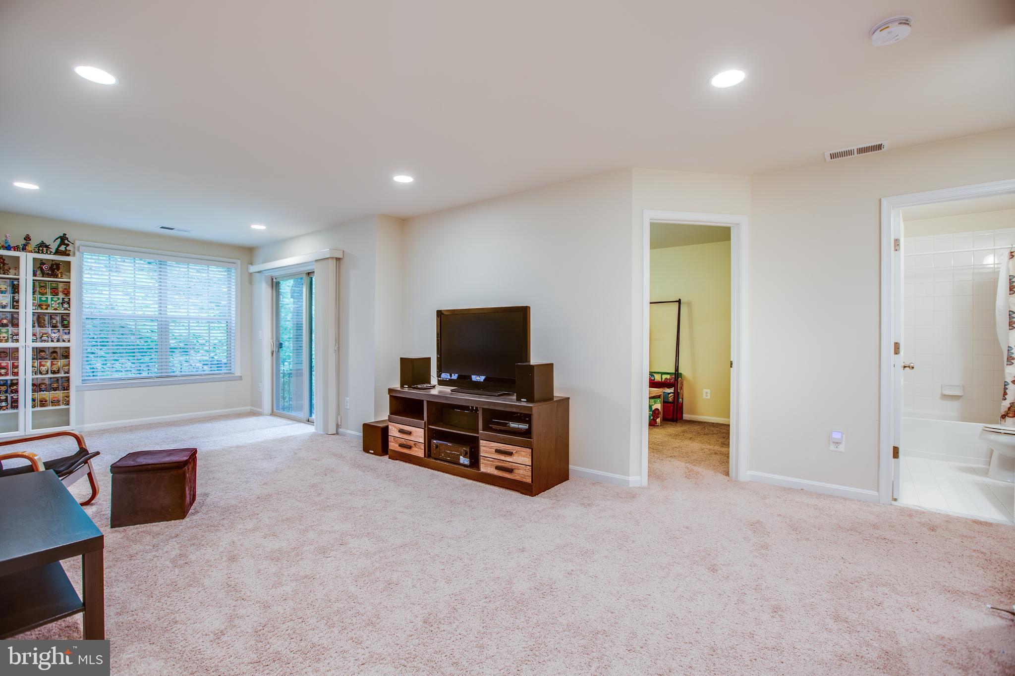 LYNDAM HILL - Residential