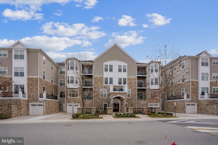 Welcome to this beautiful home, with 2 bedrooms, 1 Den/Office and 2 full bathrooms.   Great location, as the unit's balcony overlooks a scenic common area with amazing views. Property has all new flooring, fresh paint, stainless steel appliances and new quartz countertops in kitchen and bathrooms.  A huge bonus is the detached garage just steps from the building * Community amenities are superb, with a pool, gym, tennis courts, club house, and within walking distance to a scenic lake, shopping and dining!