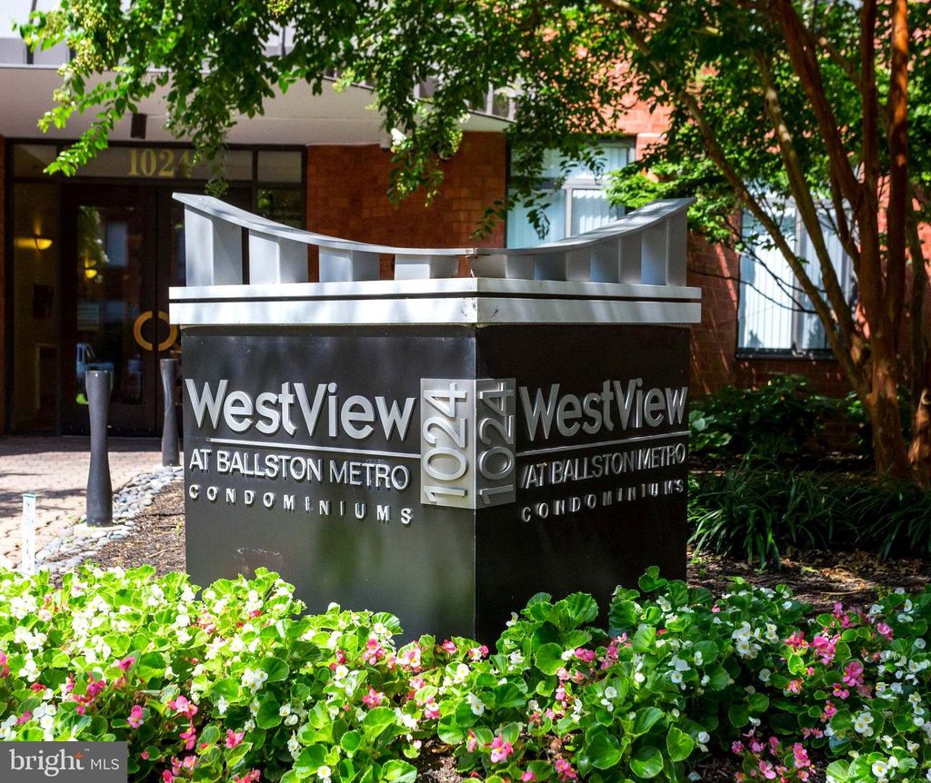 Photo of 1024 N Utah Street N #522, ARLINGTON, VA 22201 (MLS # VAAR2064736)