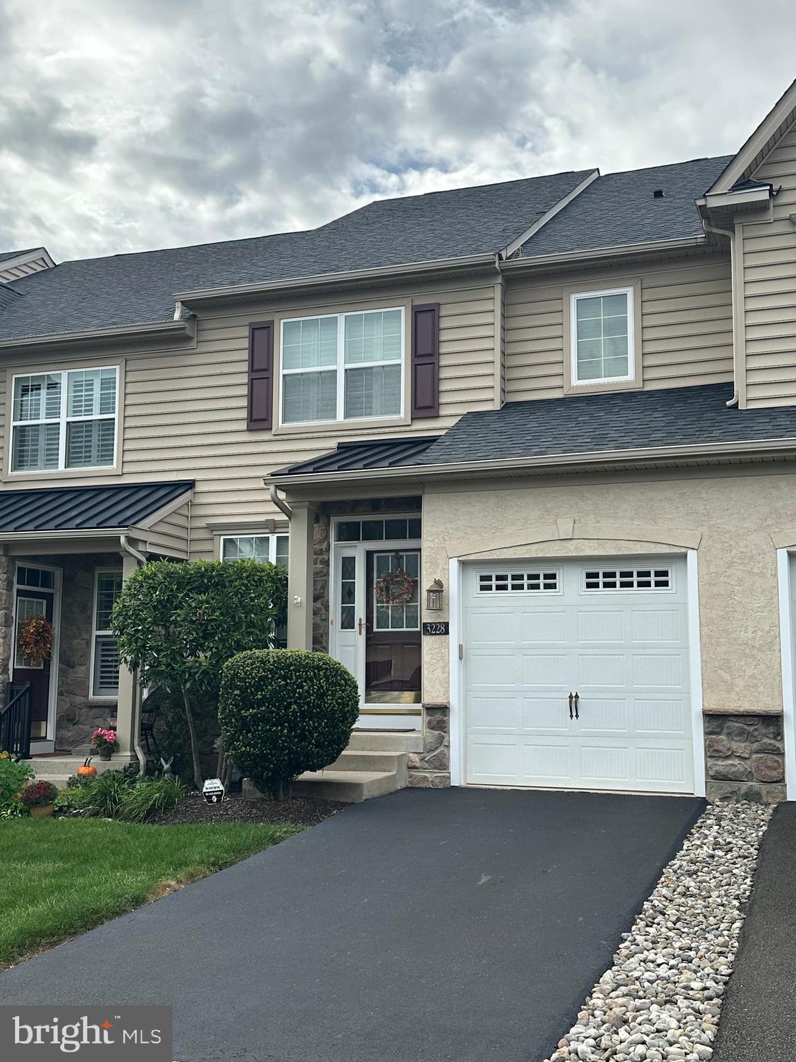 Stunning townhouse in the highly desirable Townhomes at Heritage Center, built in 2012 and located in the award‑winning Central Bucks School District. Boasting approximately 2,200 sq ft of living space across 2 full levels plus a walk‑out lower level, this home offers upscale finishes, comfort, and a lifestyle of convenience.
3 Bedrooms, 4 Baths — spacious master suite with dual walk‑in closets, luxurious master bath with soaking tub, separate shower, double vanity, and plenty of natural light. Two additional bedrooms with a full bath on the second floor. Laundry is conveniently located upstairs.
Designer Kitchen — cherry soft‑close cabinetry, granite countertops, Italian tile backsplash, ceramic tile flooring, and custom lighting. Opens into a generously sized family room, perfect for casual living and entertaining.
Formal Living & Dining Rooms — elegant spaces ideal for hosting, with living room flowing into the dining room from the foyer.
Lower Level — finished walk‑out basement with custom cabinetry, powder room, and abundant storage. Great for a home office, playroom, or bonus entertaining space.
Outdoor Spaces — deck accessible via oversized sliding doors; rear overlooks a peaceful, tree‑lined private lot. Community & Amenities
Heritage Center offers the full package: clubhouse with gym and entertainment area, pool, tennis courts, low association fees, and beautifully maintained common spaces. Convenient access to shopping, major commuting routes, and all the benefits of living in Central Bucks.