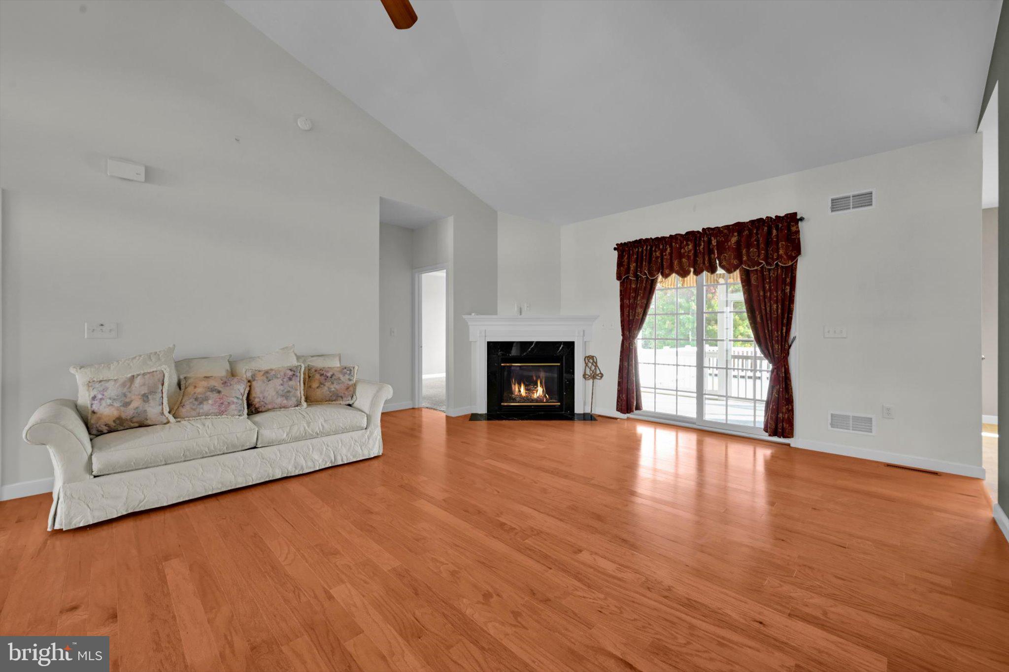 76 FARMINGTON LANE