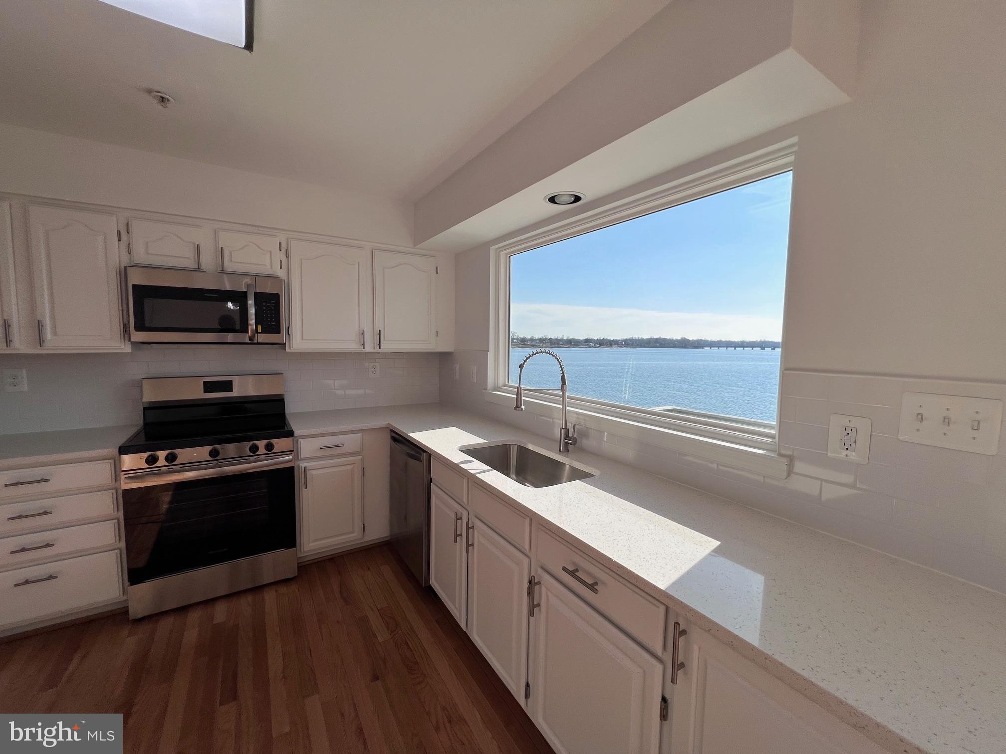 STONEY BEACH - Residential