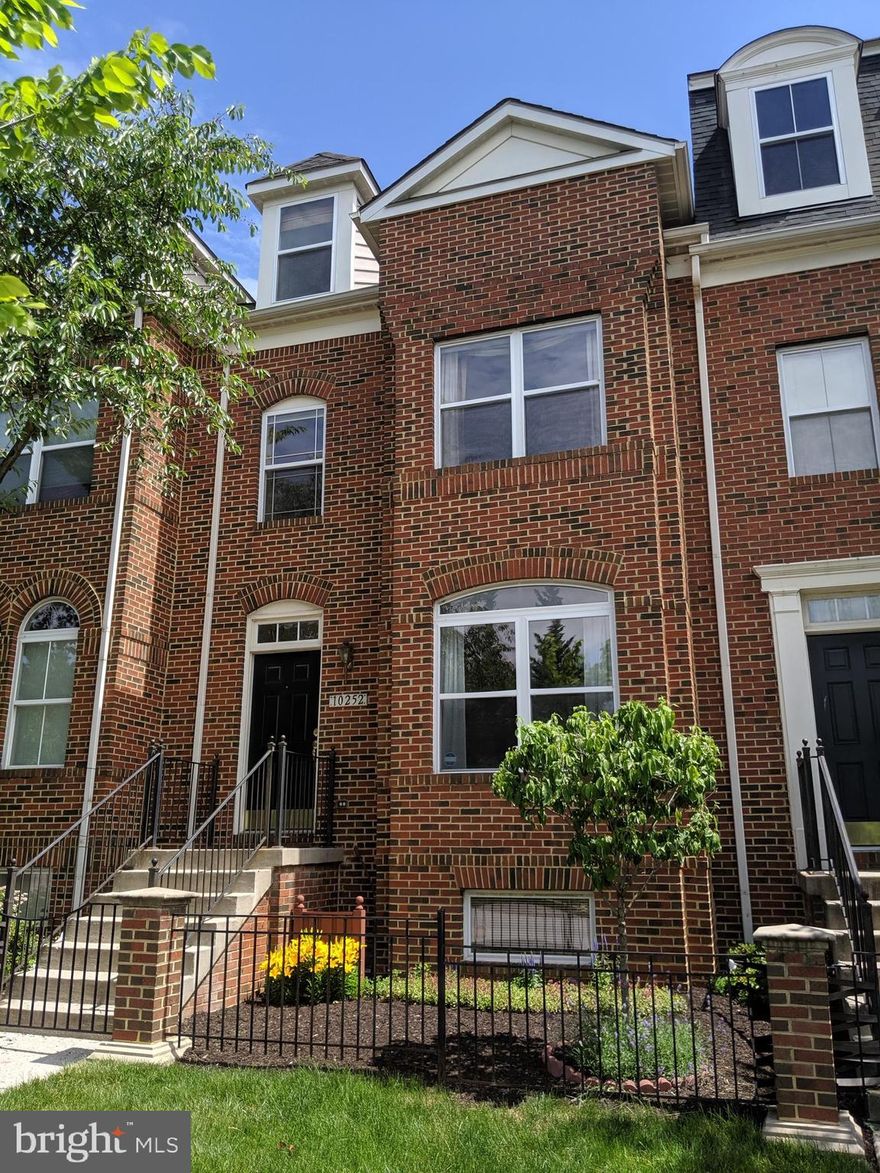 COURTYARD UNIT WITH AMPLE PARKING. Carpet and HARDWOODS ON MAIN LEVEL. GOURMET KIT W/ SS APPLIANCES. BREAKFAST AREA/FAMILY RM WITH 4' bump out. ENTRY LEVEL REC RM WITH GAS FP. MBR SUITE WITH LUXURY BATH & EXPANSIVE MBR CLOSET. W/D ON BR LEVEL. LOFT/4TH BR & WALK-IN ATTIC. 2-CAR GARAGE. PREMIUM LOCATION! WALK TO SHOPS & RESTAURANTS.