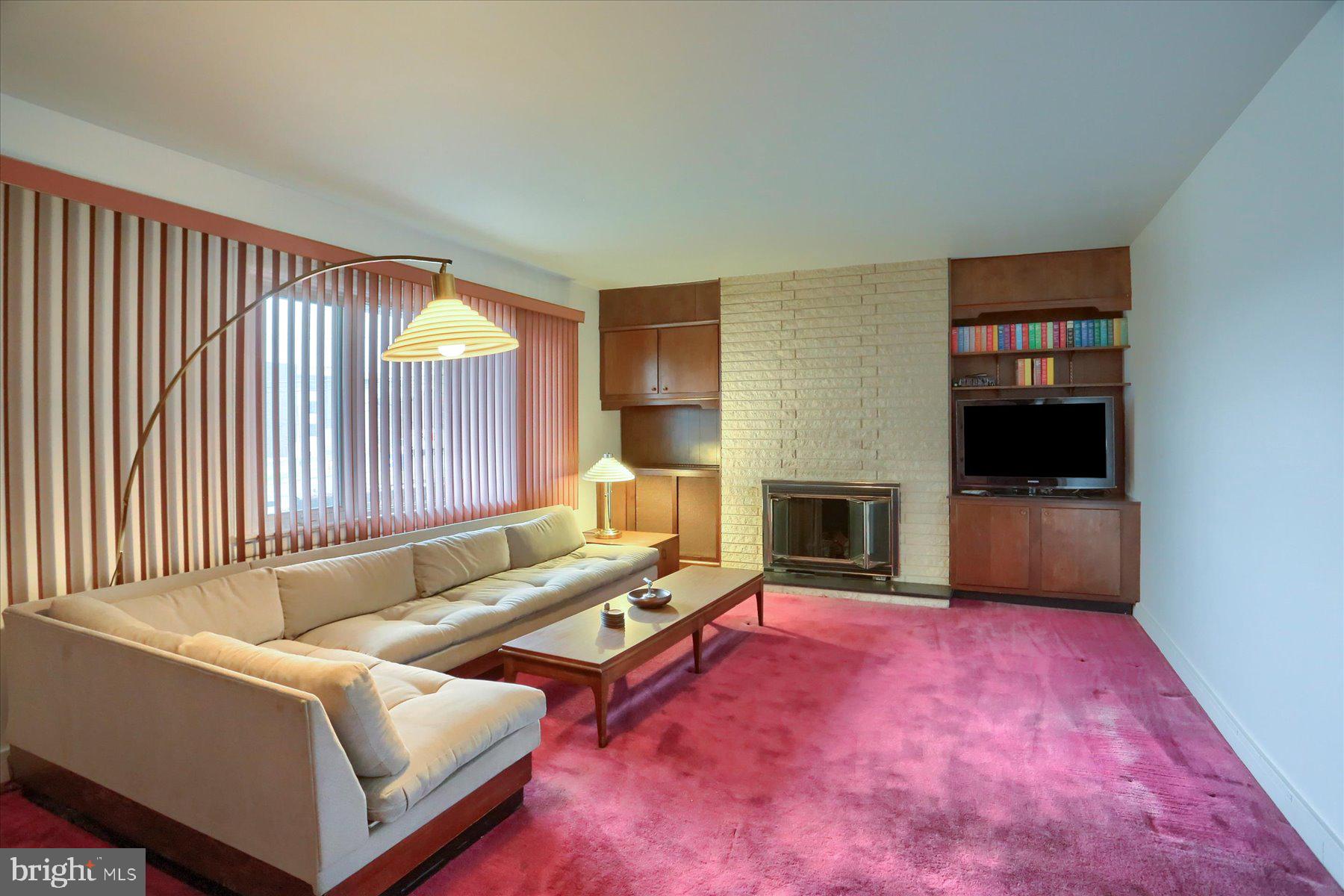 COUNTRY CLUB MANOR - Residential