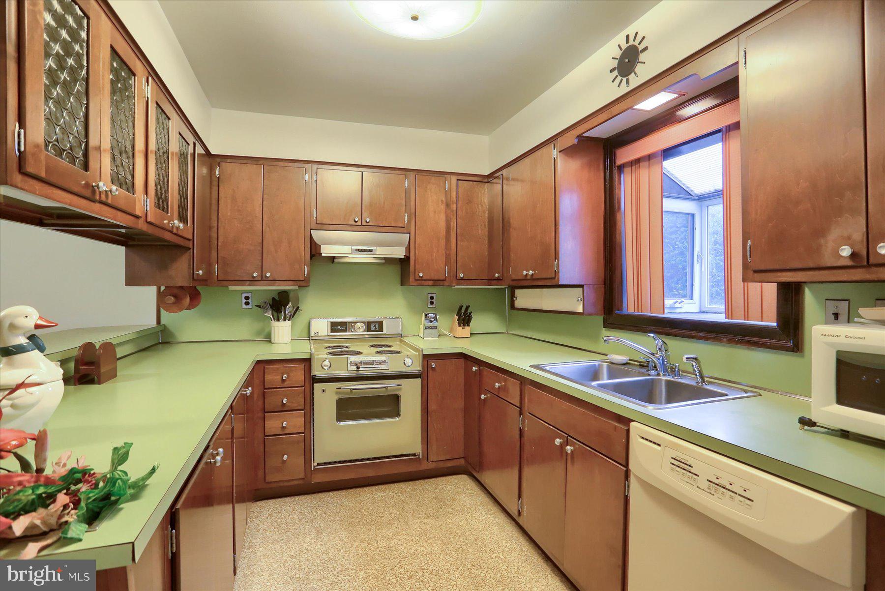 COUNTRY CLUB MANOR - Residential