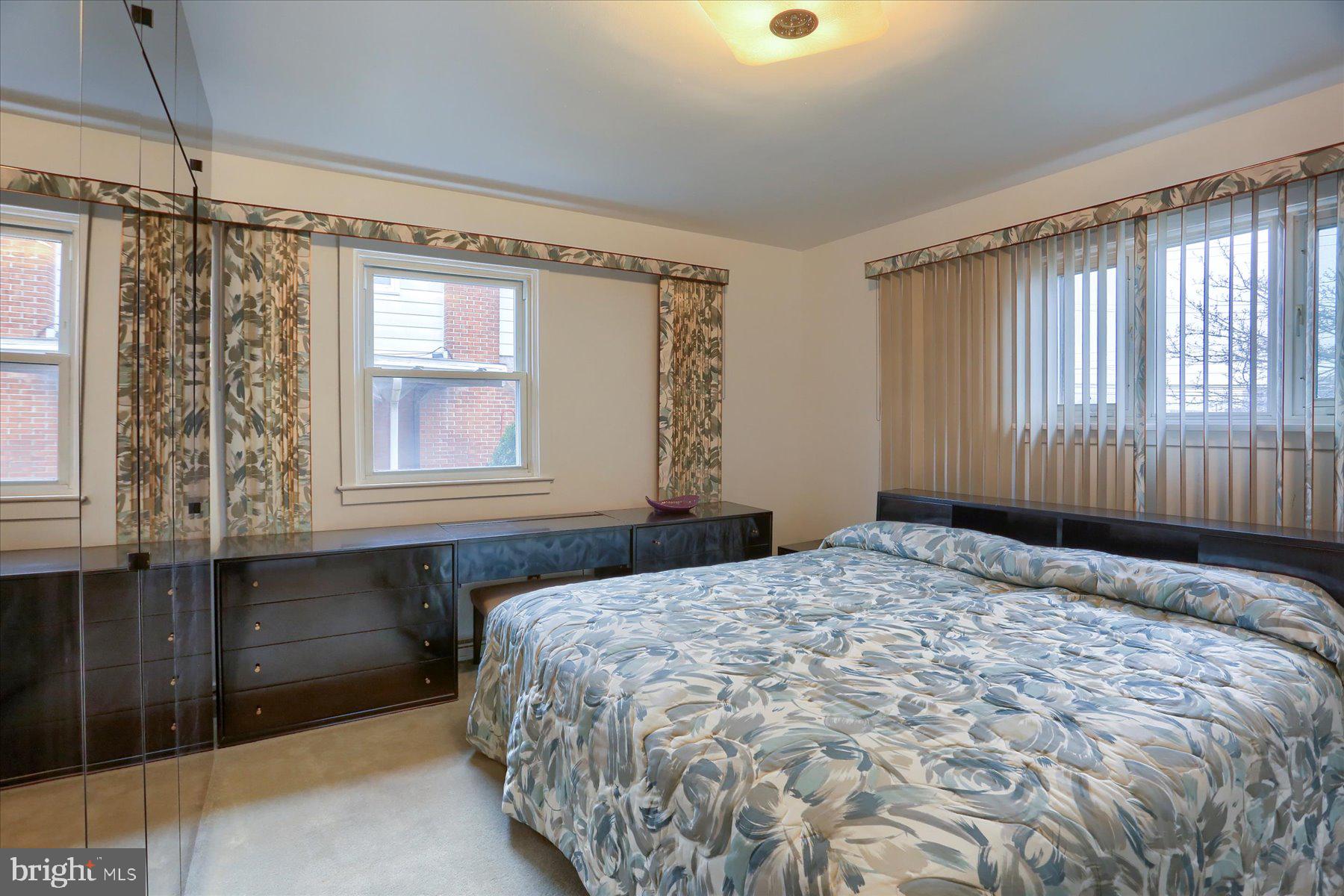 COUNTRY CLUB MANOR - Residential