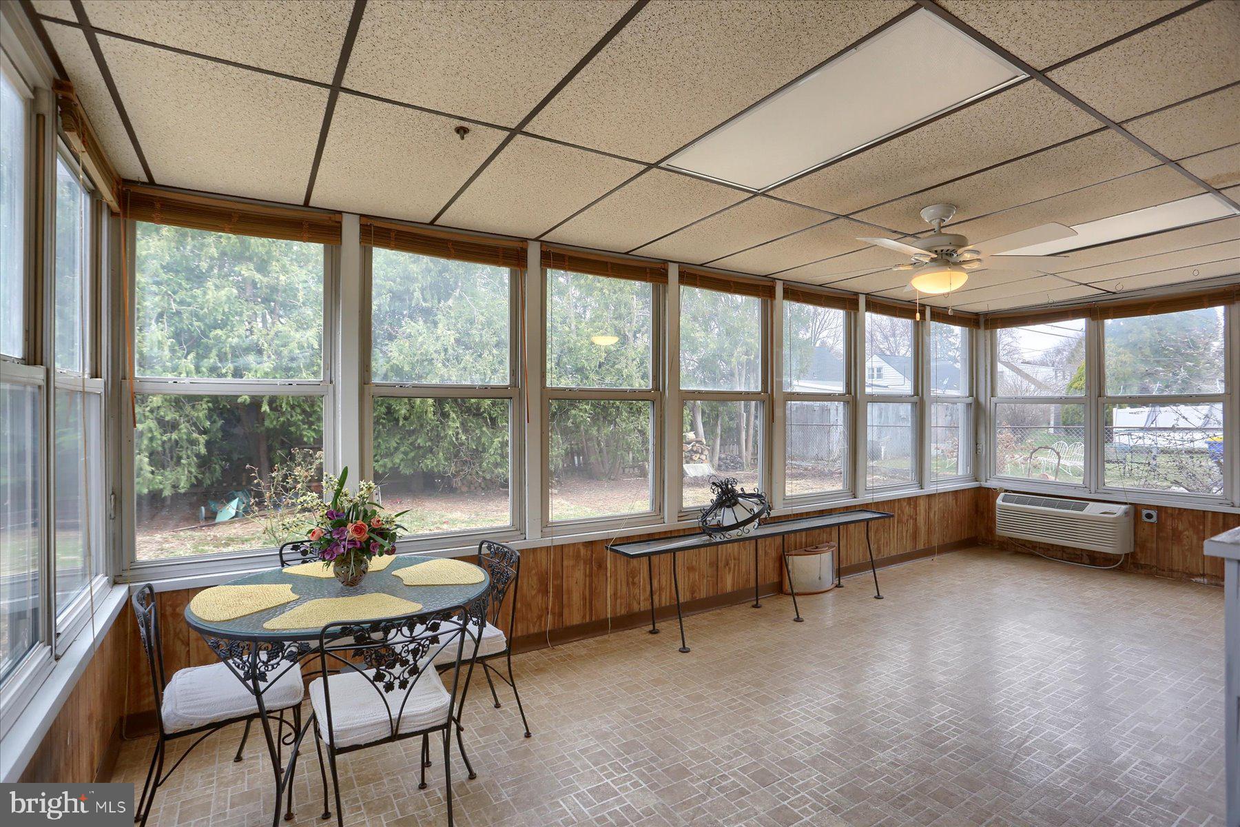 COUNTRY CLUB MANOR - Residential