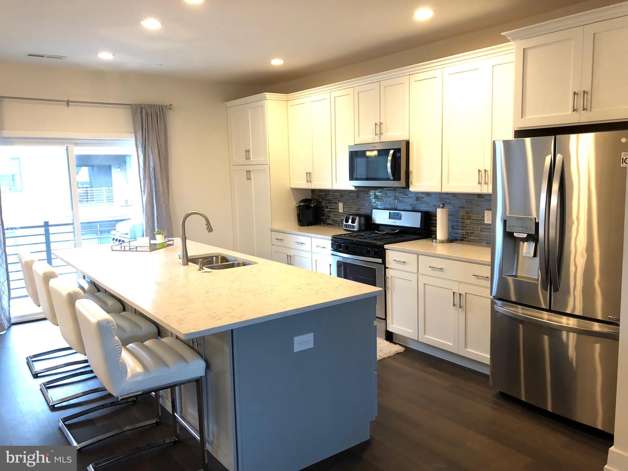 510 LAKEVIEW COURT 10 UPPER