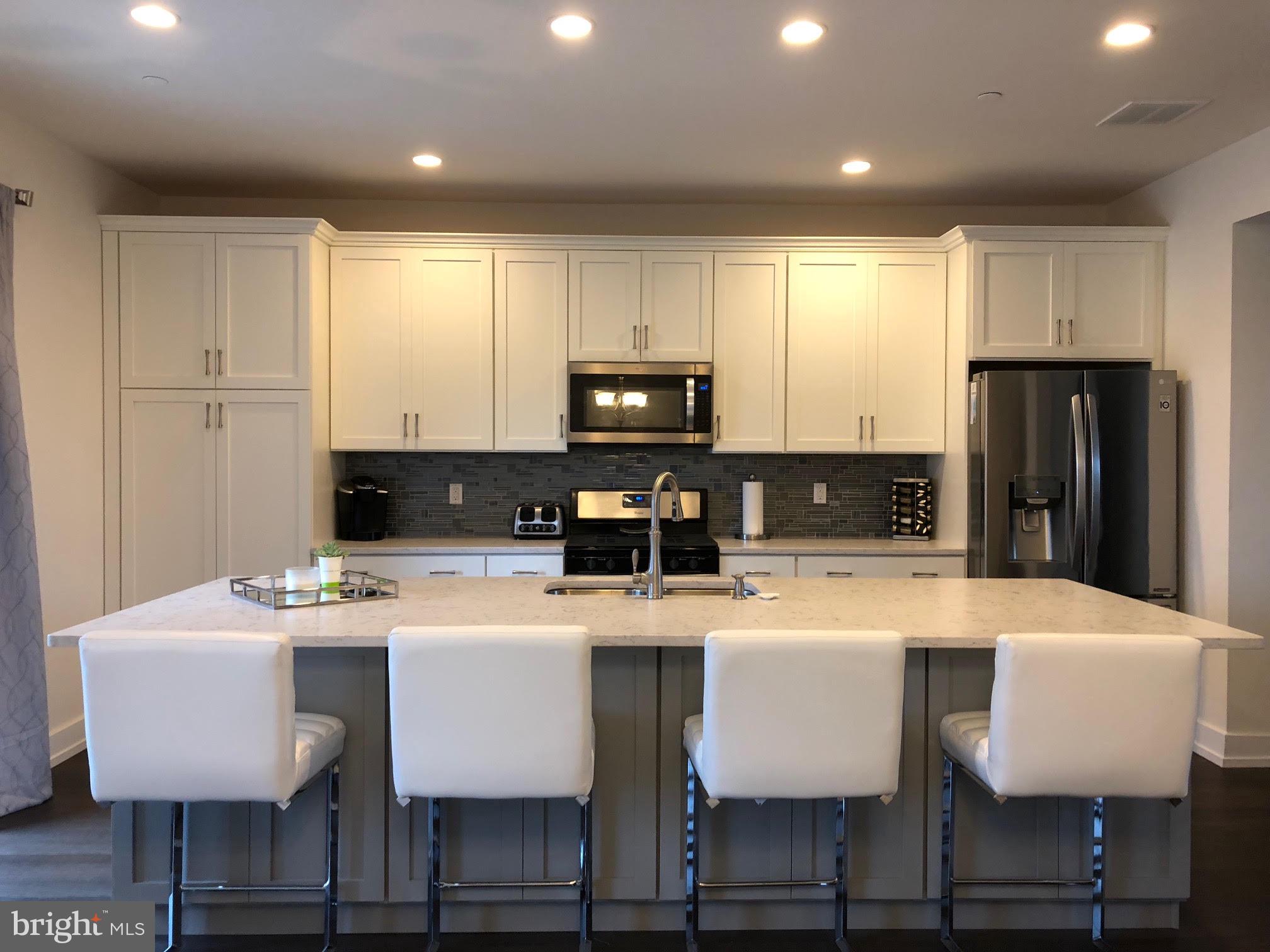 510 LAKEVIEW COURT 10 UPPER