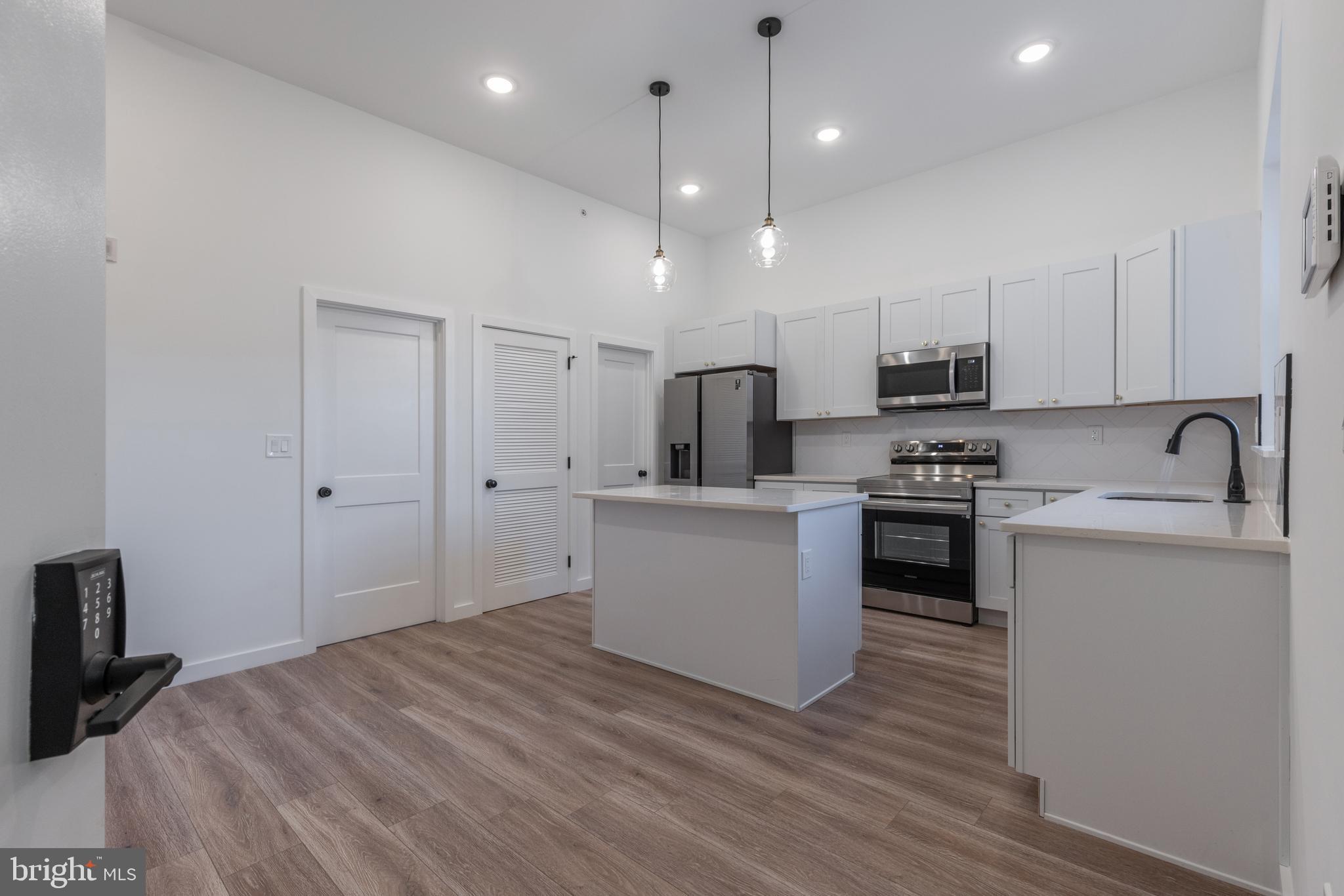 UNIVERSITY CITY - Commercial Sale