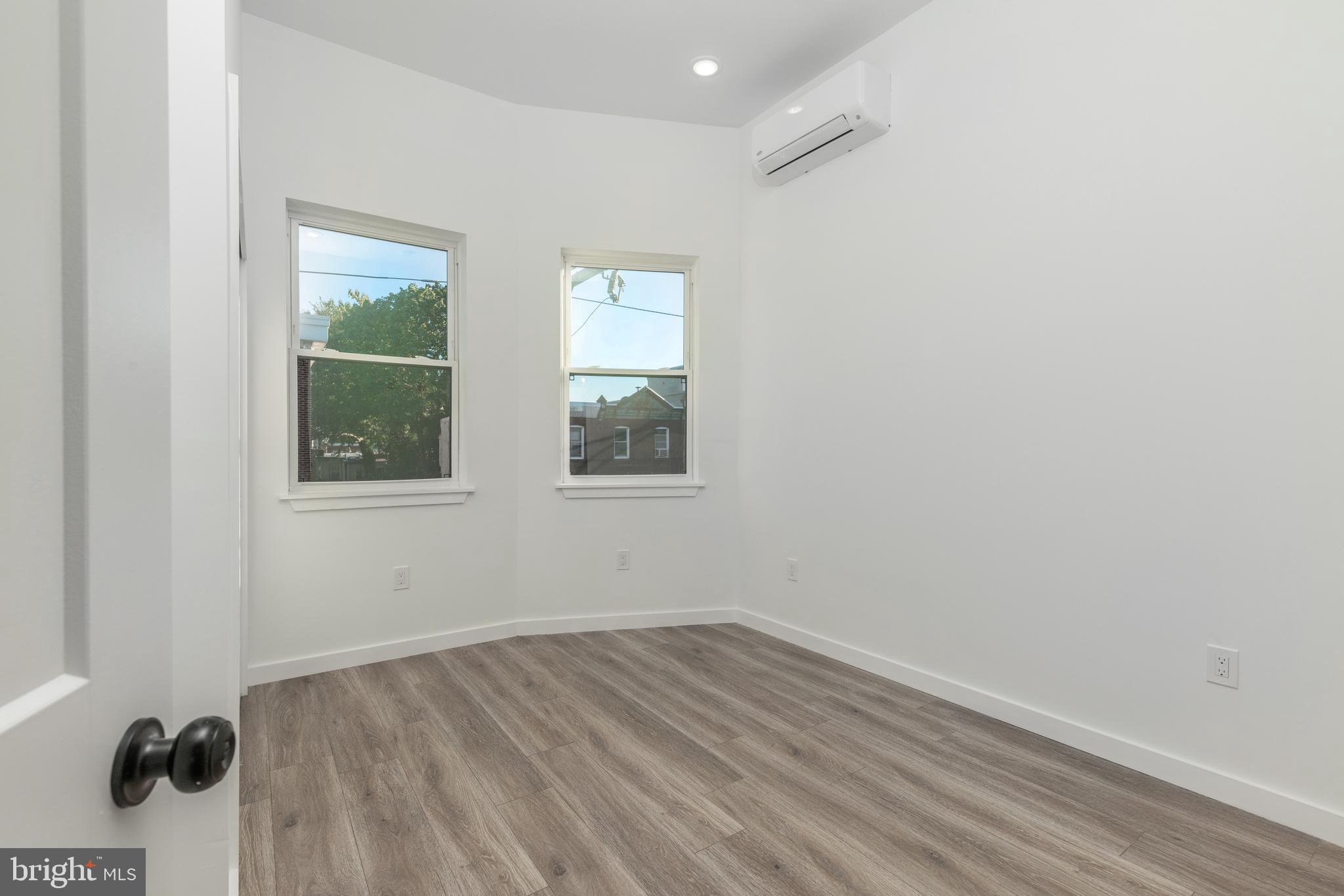 UNIVERSITY CITY - Commercial Sale