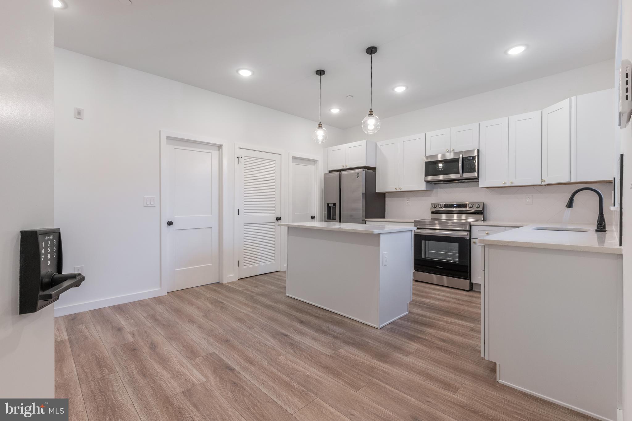 UNIVERSITY CITY - Commercial Sale