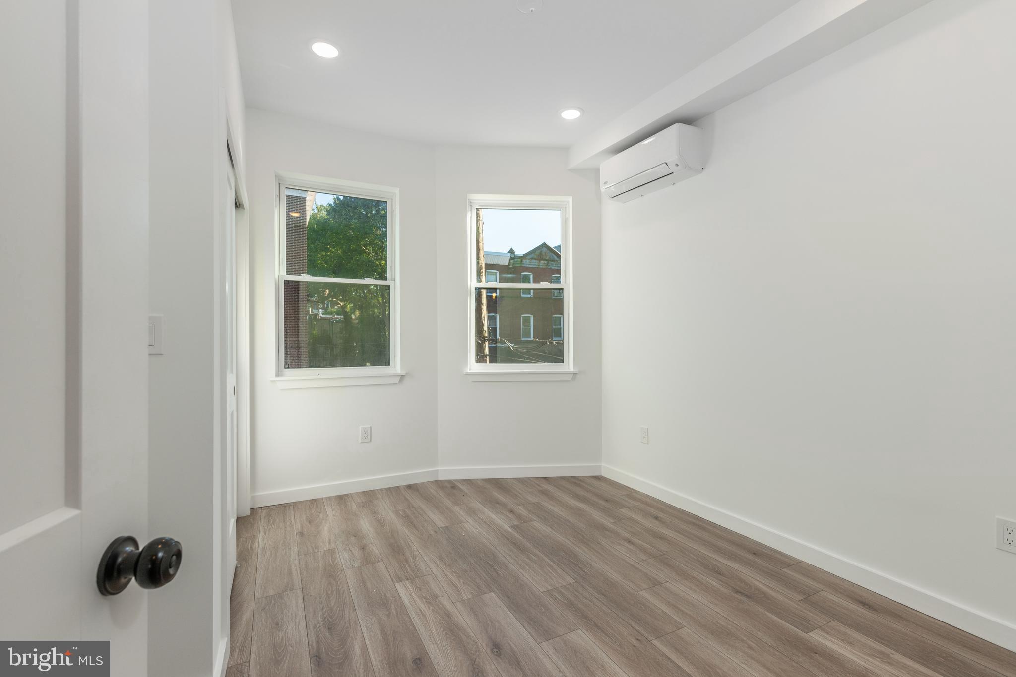 UNIVERSITY CITY - Commercial Sale